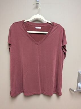 Edgely V‑Neck Short Sleeve Tee — Dusty Rose